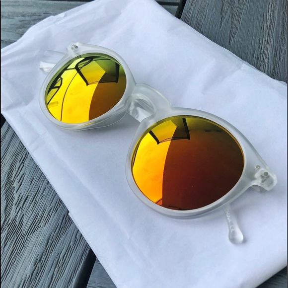 Collin’s Closet Accessories - NEW | Clear Framed Round Sunglasses